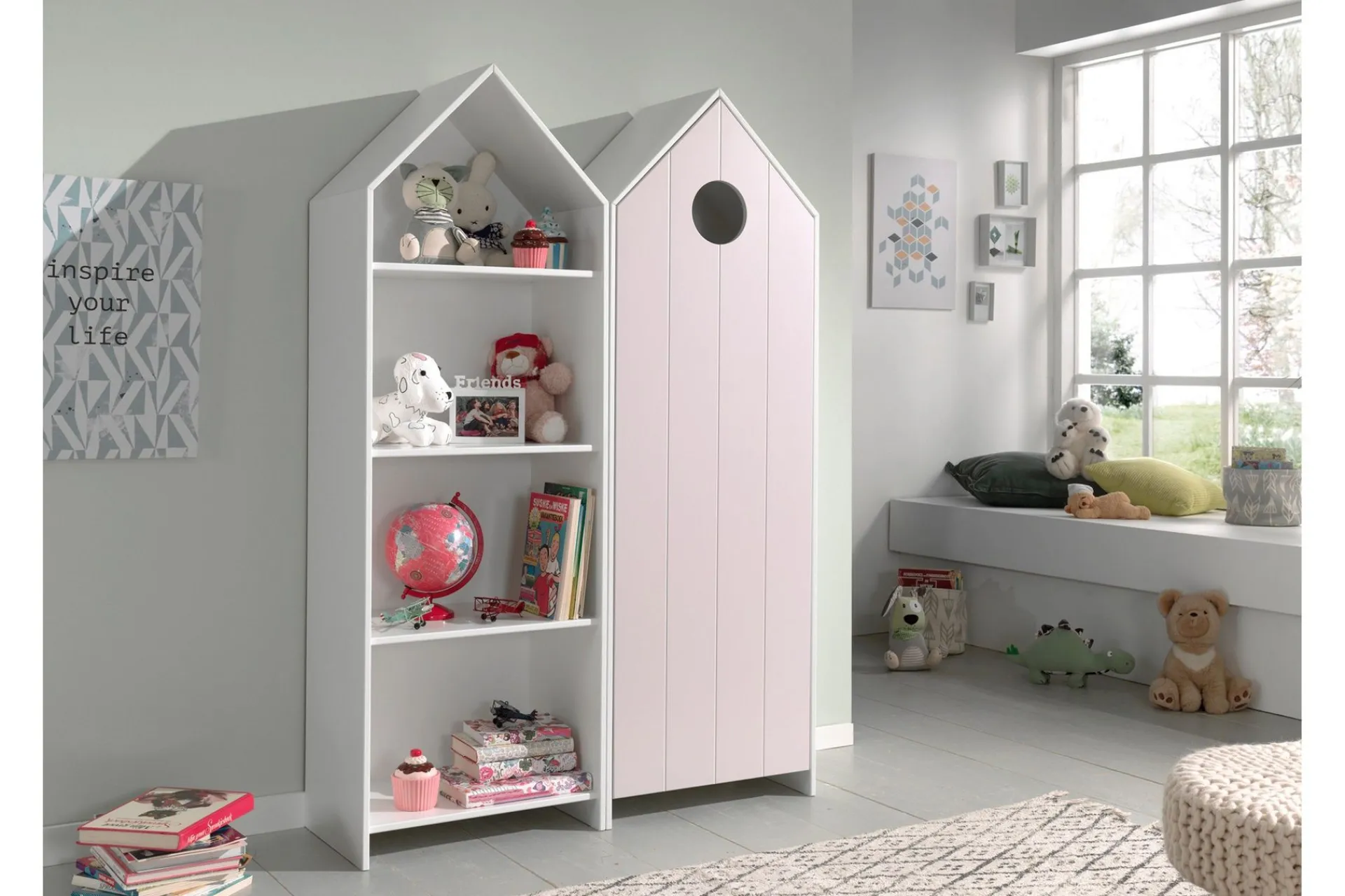 Bustorp Garderobe og bokhylle
