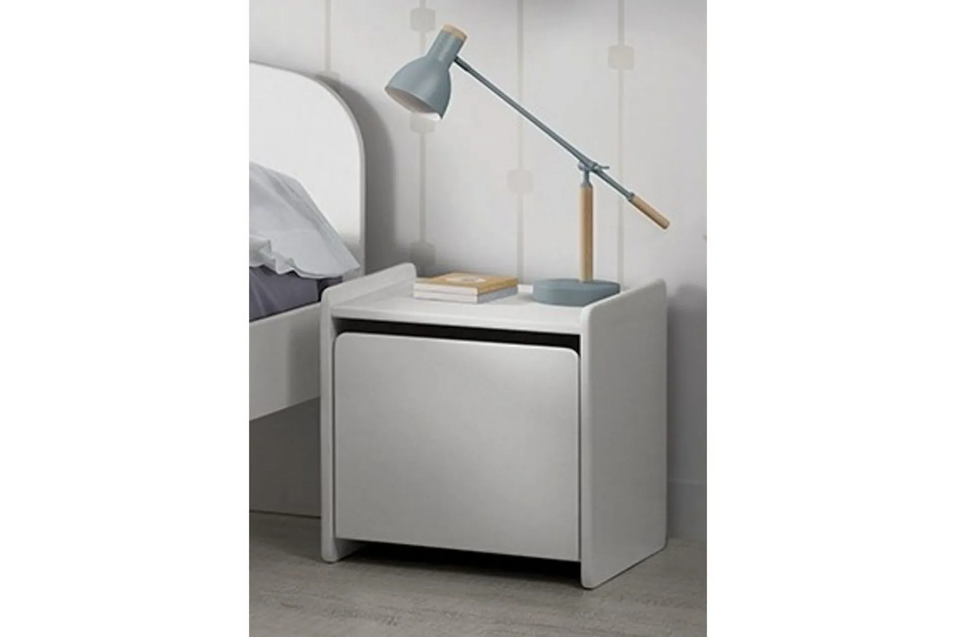 Garderobe med seng nattbord skrivebord bokhylle Kiddy