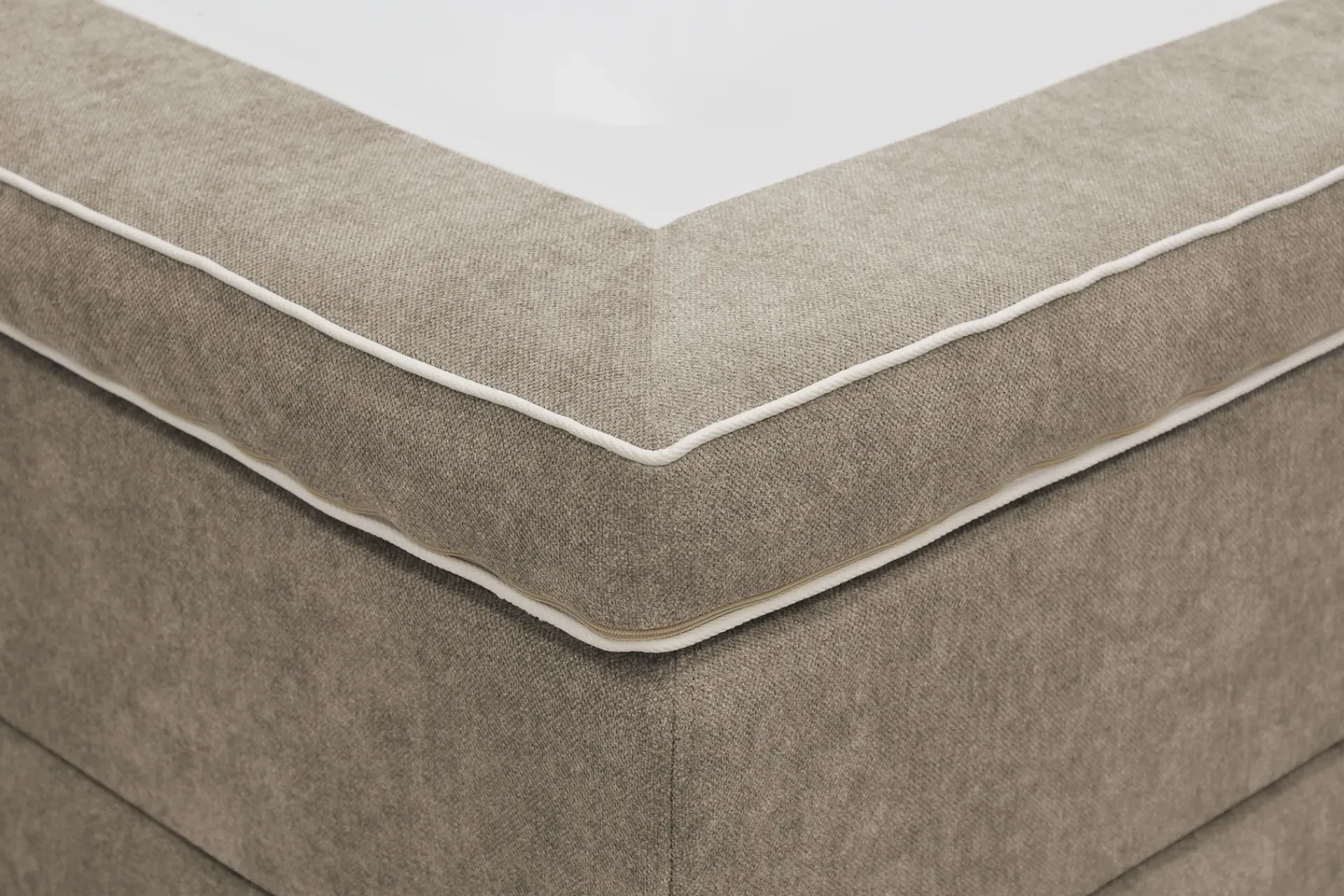 Berg & Strand Kontinentalsenger|Komplett Sengepakke-Hilton Lyx komplett sengpakke 180x200 cm kontinentalseng med knappepolstret sengegavl i chenille Brun