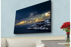 Lerretsbilde med LED-belysning - Dramatisk kystlandskap med snødekte klipper og mørke skyer