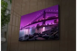 Lerretsbilde med LED-belysning 45x70 cm - Lys lilla bro som spenner over en rolig vannoverflate