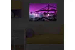Lerretsbilde med LED-belysning 45x70 cm - Lys lilla bro som spenner over en rolig vannoverflate