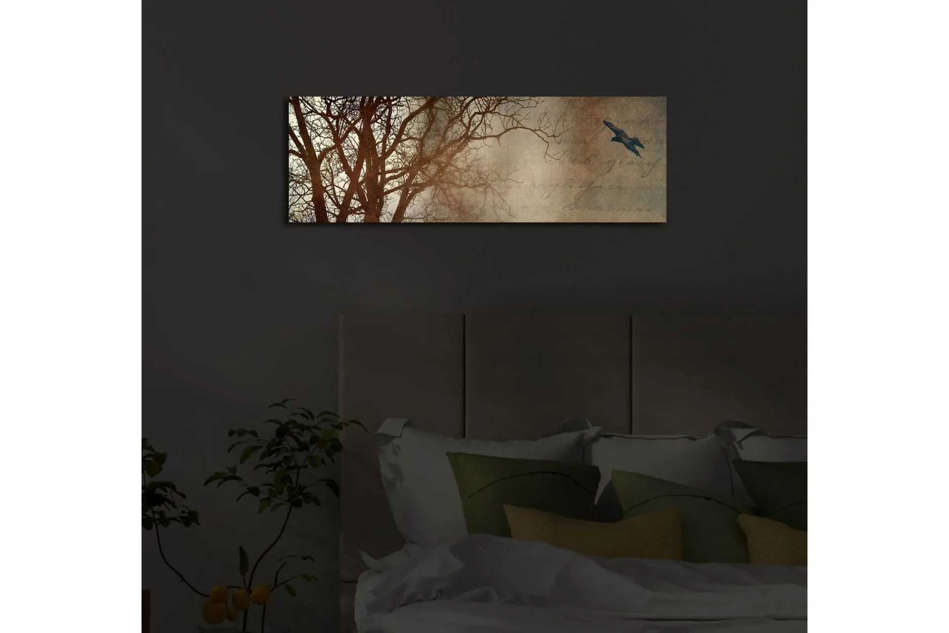 Lerretsbilder|Lerretsbilder-Lerretsbilde med LED-belysning 30x90 cm - Silhuett av et tre med en fugl i flukt mot en mykt tonet bakgrunn Flerfärgad