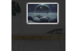 Lerretsbilder|Lerretsbilder-Lerretsbilde med LED-belysning - Stjernehimmel med to silhuetter på en strand og store steiner i forgrunnen
