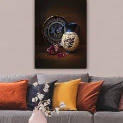 Lerretsbilde 70x100 cm - Antikk potte med dekorative mønstre og granateple som hovedmotiv