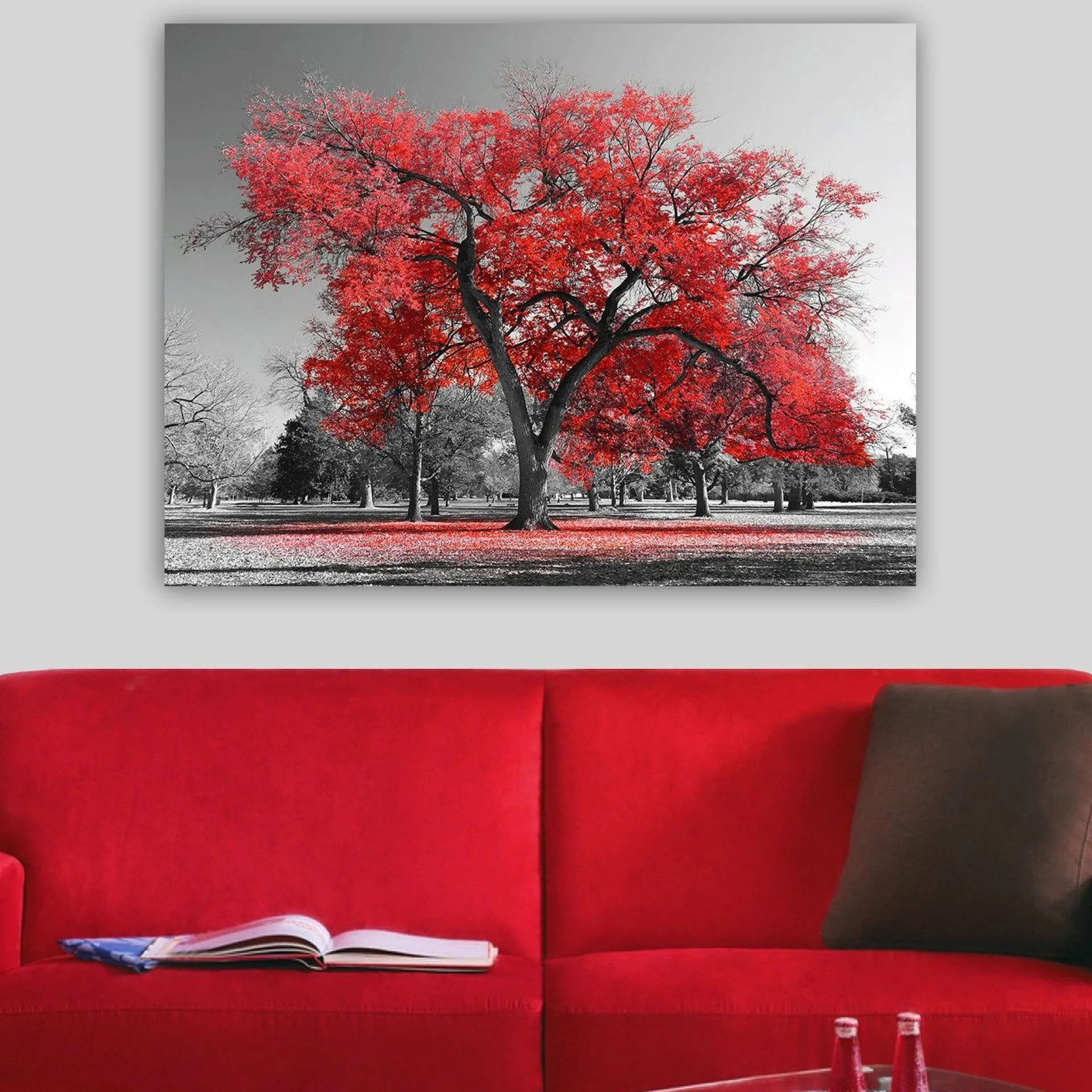 Posters|Oljemaling-Lerretsbilde 70x100 cm - Et stort rødt tre i et svart-hvitt parklandskap Flerfärgad