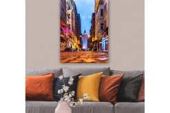 Lerretsbilde 70x100 cm - Livlig bybilde med Galatatårnet som hovedfokus i en smal gate