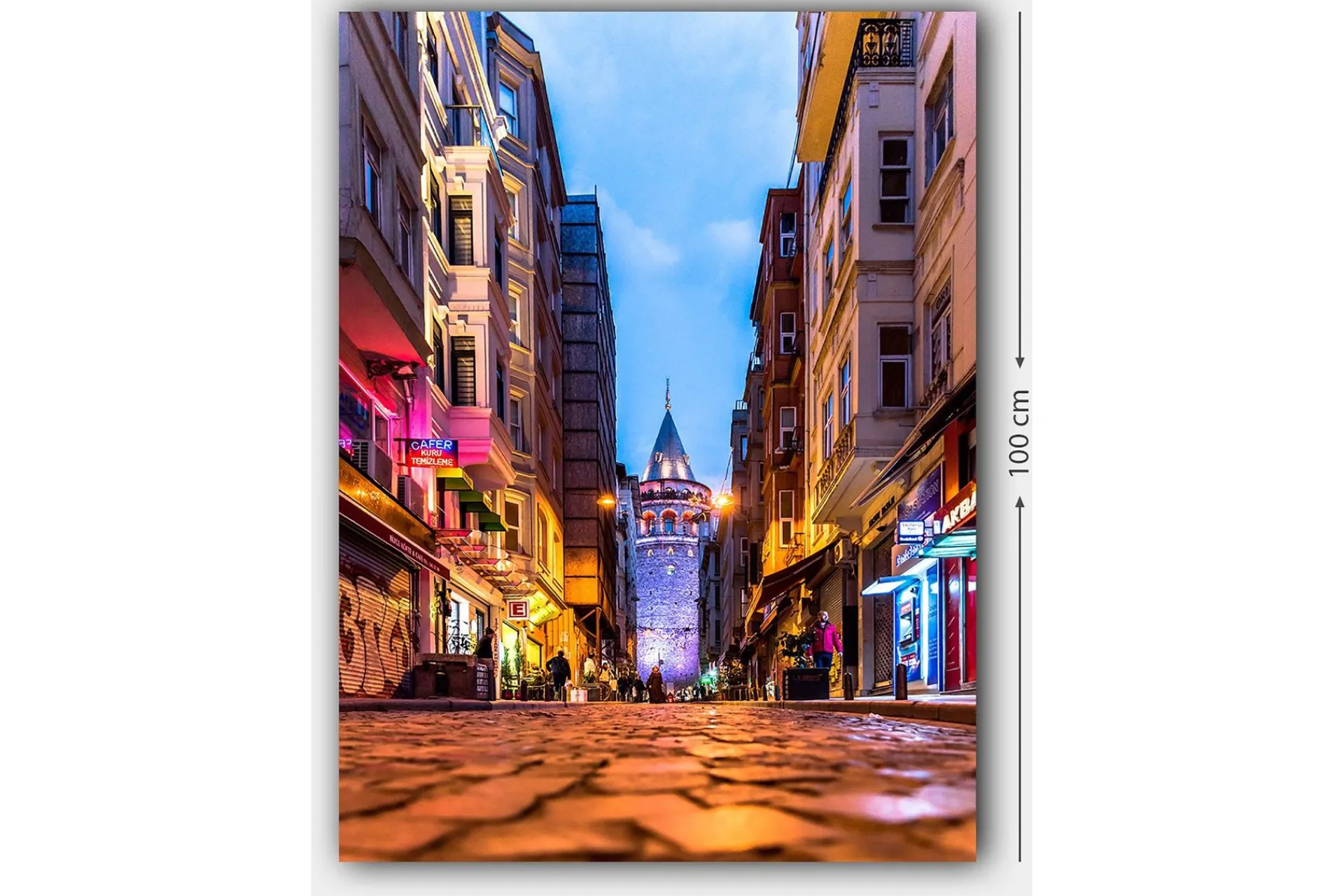 Lerretsbilde 70x100 cm - Livlig bybilde med Galatatårnet som hovedfokus i en smal gate