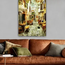 Lerretsbilder|Lerretsbilder-Lerretsbilde 70x100 cm - Pittoresk smug med trebord og stoler, omgitt av gamle steinhus Flerfärgad