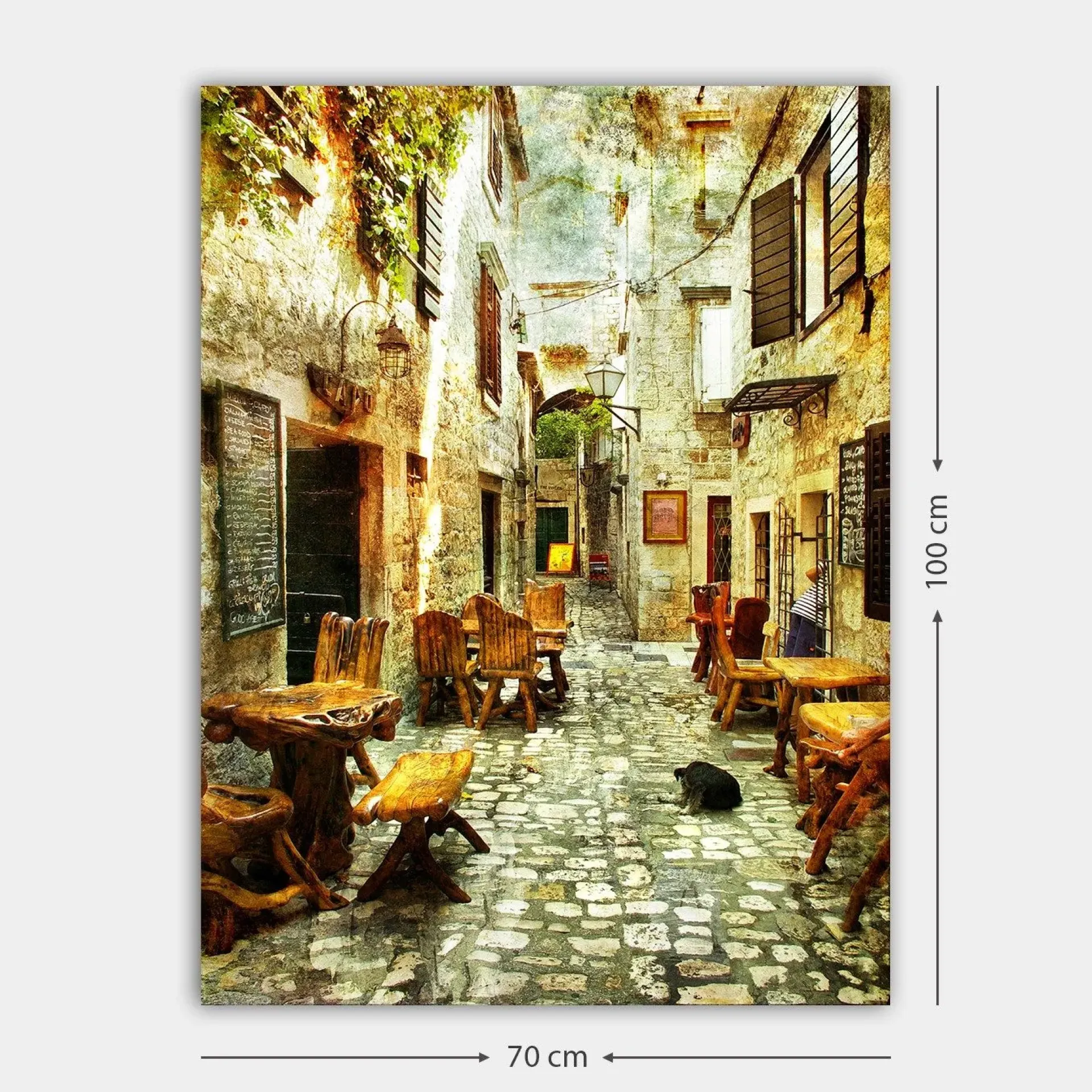 Lerretsbilder|Lerretsbilder-Lerretsbilde 70x100 cm - Pittoresk smug med trebord og stoler, omgitt av gamle steinhus Flerfärgad