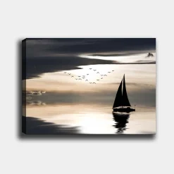 Lerretsbilder|Lerretsbilder-Lerretsbilde 70x100 cm - Seilbåt glir over en speilblank overflate under en dramatisk himmel med fugler som flyr forbi Flerfärgad