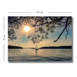 Lerretsbilder|Lerretsbilder-Lerretsbilde 70x100 cm - Seilbåt glir over en speilblank innsjø under en solrik himmel Flerfärgad