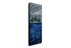 Lerretsbilde 30x80 cm - Tre stiliserte trær mot en blå bakgrunn