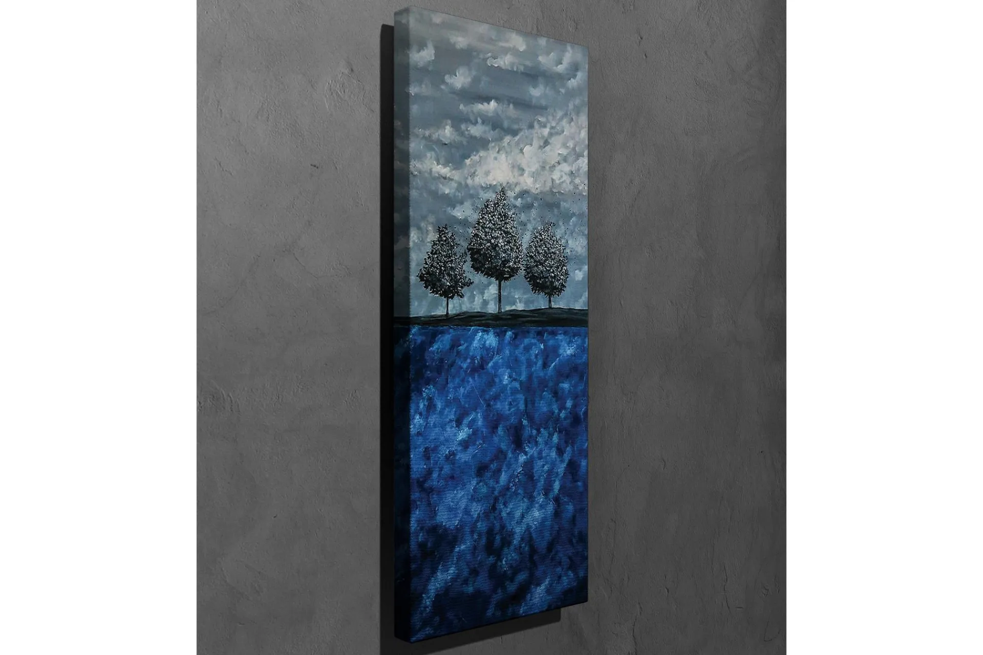 Lerretsbilde 30x80 cm - Tre stiliserte trær mot en blå bakgrunn