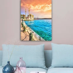 Lerretsbilder|Lerretsbilder-Lerretsbilde 70x100 cm - Vakker utsikt over en moské ved vannet med en bro i bakgrunnen under en fargerik himmel Flerfärgad