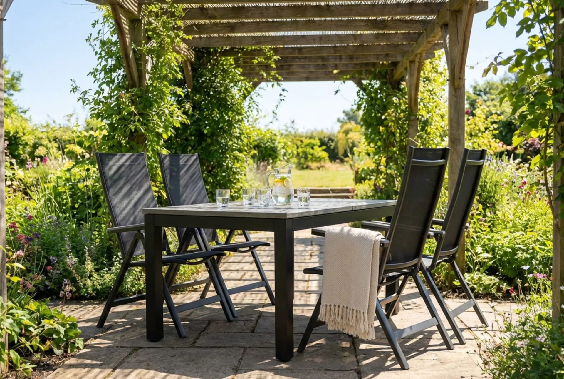 Comfort Garden Spisegrupper Hage-Monaco utendørs spisegruppe, uttrekkbar 150-250x90 med 4 Monaco Light regulerbare stoler Svart