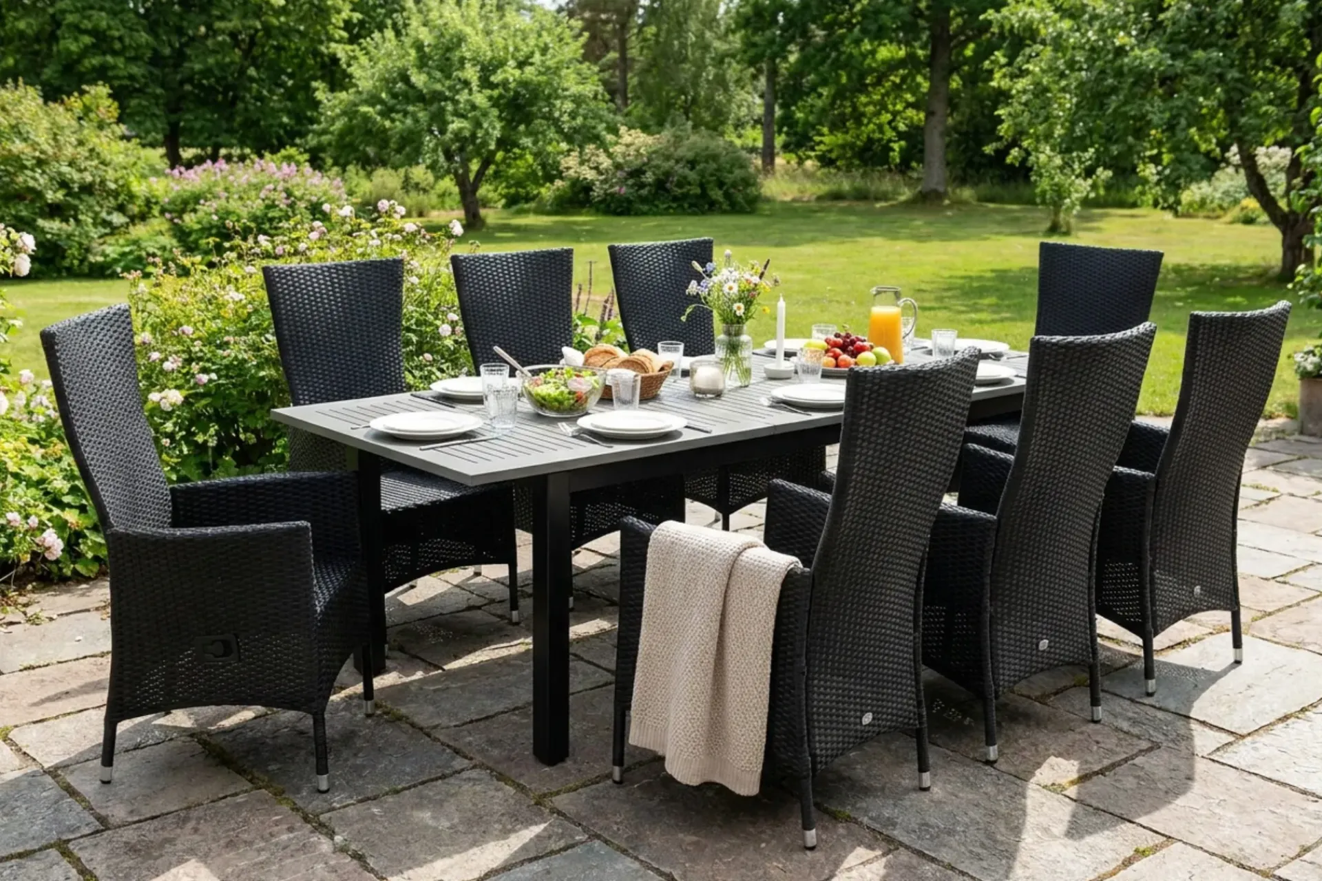 Comfort Garden Spisegrupper Hage-Monaco uttrekkbar utendørs spisegruppe inkl. ileggsplate 210–310 cm med 8 Jenny regulerbar spisestol Svart