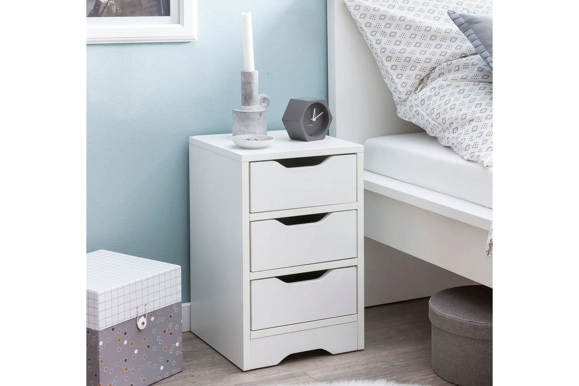 Wohnling Nattbord med 3 skuffer i et enkelt, moderne design for rammemadrass