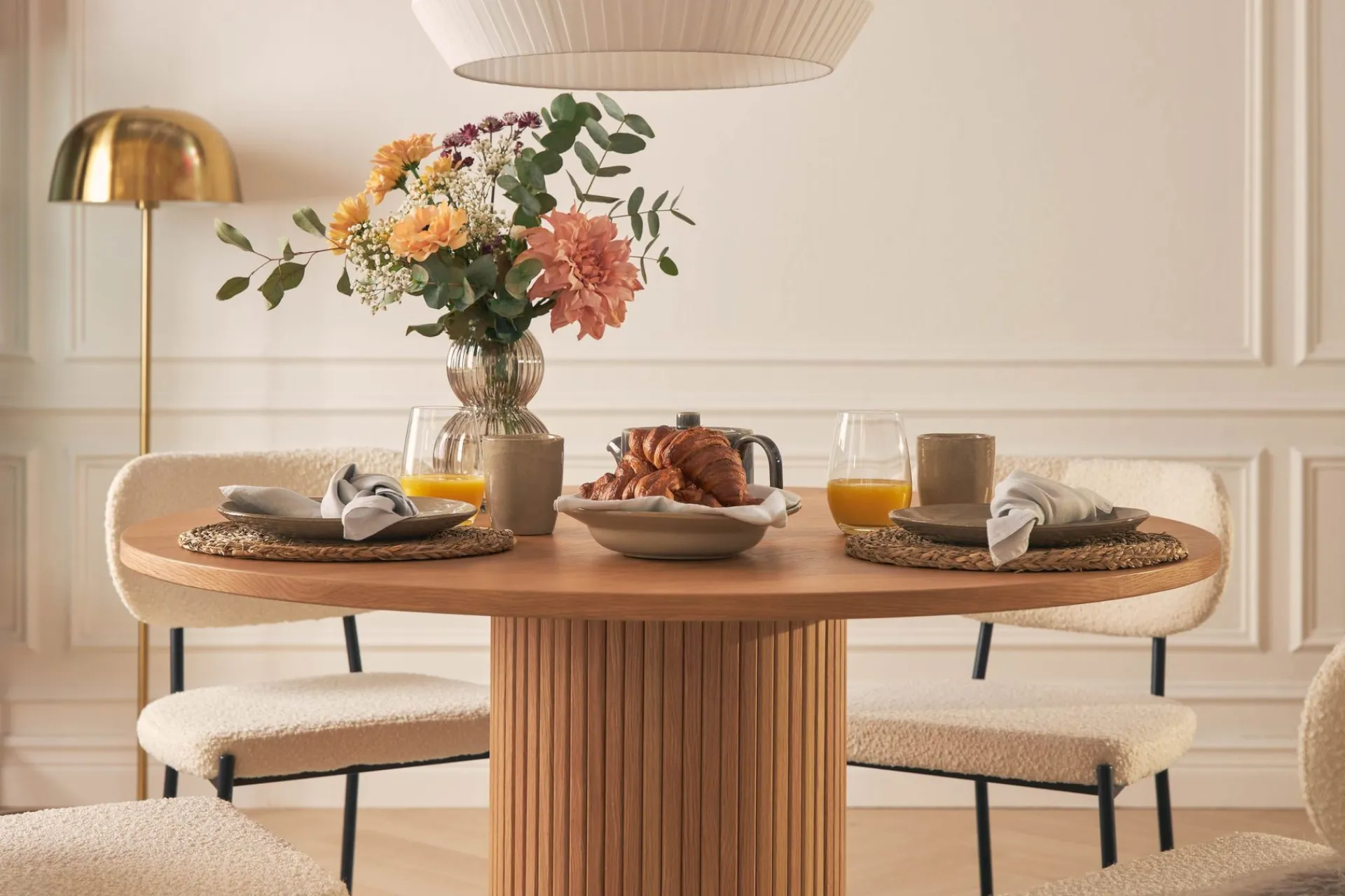 Basic Home Noira Spisebord 120 cm Valnøtt Rundt med 4 Gemmiano Spisestoler