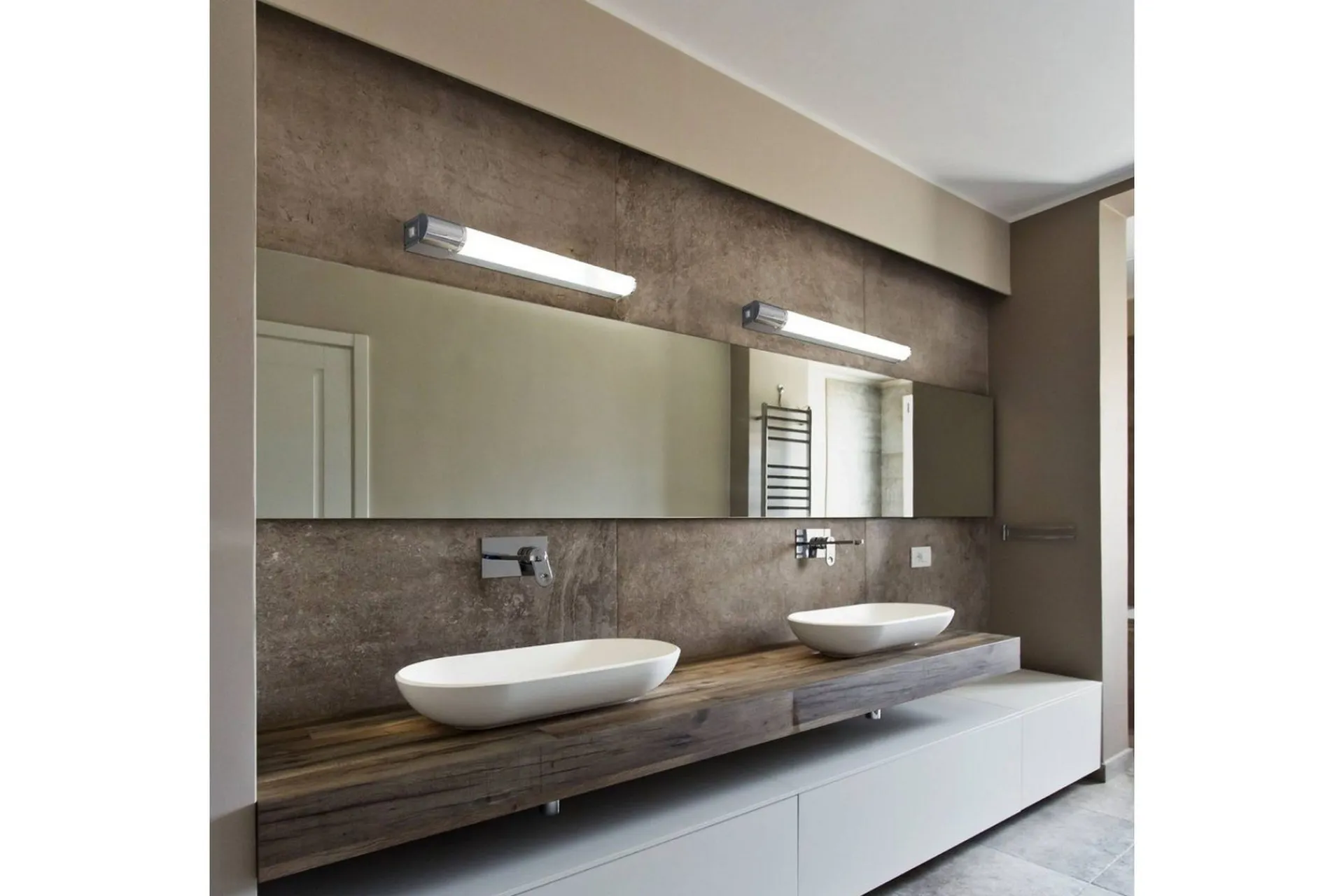 Eglo Speilbelysning Tragacete 1 med Uttak