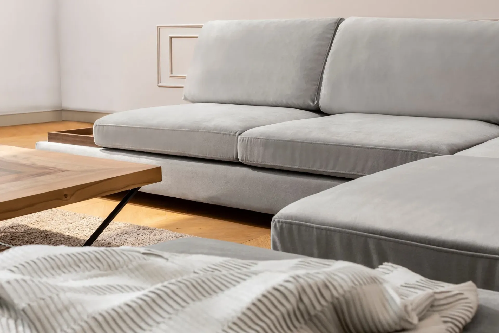 Hjørnesofa-Tulima Sofa med Sjeselong m Krakk Høyre Lysegrå